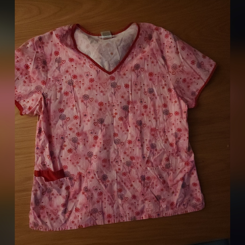Cherokee women's size large scrub top. Pink with hearts and flowers